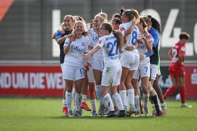 1. Frauen-Bundesliga; Bayer 04 Leverkusen vs. SV Meppen, 16.10.2022 Die Spielerinnen des SV Meppen freuen sich ueber den Auswaertssieg nach der Begegnung Bayer 04 Leverkusen gegen den SV Meppen an Spieltag 4 der Flyeralarm Frauen-Fussball-Bundesliga am 16.10.2022 im Ulrich-Haberland-Stadion in Leverkusen (Nordrhein-Westfalen). DFL REGULATIONS PROHIBIT ANY USE OF PHOTOGRAPHS AS IMAGE SEQUENCES AND OR QUASI-VIDEO. *** 1 Womens Bundesliga Bayer 04 Leverkusen vs SV Meppen, 16 10 2022 The players of SV Meppen are happy about the away victory after the match Bayer 04 Leverkusen vs SV Meppen on matchday 4 of the Flyeralarm Womens Bundesliga on 16 10 2022 at Ulrich Haberland Stadium in Leverkusen North Rhine Westphalia DFL REGULATES PROHIBIT ANY USE OF PHOTOGRAPHS AS IMAGE SEQUENCES AND OR QUASI VIDEO Copyright: xBEAUTIFULxSPORTS AxelxKohringx