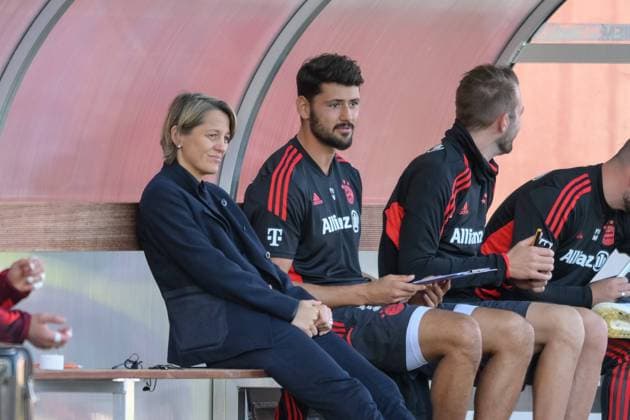 Soccer, Womens Bundesliga, 20221016, FC Bayern Munich 1 FC Cologne In the picture Sporting director of FC Bayern Munich Bianca RECH and goalkeeper coach of FC Bayern Munich Michael NETOLITZKY on bench Munich FC Bayern Campus Bayern Germany Copyright: Passion2Press MarkusxFischerx
