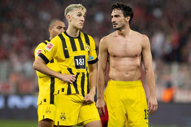 Sport Themen der Woche KW41 Sport Bilder des Tages Fußball: 1. Bundesliga, Saison 2022 2023, 10. Spieltag, 1. FC Union Berlin - Borussia Dortmund am 16.10.2022 in Berlin (Berlin). Dortmunds Nico Schlotterbeck (links) und Mats Hummels stehen enttäuscht vor dem Gästeblock WICHTIGER HINWEIS: Gemäß den Vorgaben der DFL Deutsche Fußball Liga bzw. des DFB Deutscher Fußball-Bund ist es untersagt, in dem Stadion und oder vom Spiel angefertigte Fotoaufnahmen in Form von Sequenzbildern und oder videoähnlichen Fotostrecken zu verwerten bzw. verwerten zu lassen. *** Soccer 1 Bundesliga, season 2022 2023, 10 match day, 1 FC Union Berlin Borussia Dortmund on 16 10 2022 in Berlin Berlin Dortmunds Nico Schlotterbeck left and Mats Hummels stand disappointed in front of the guest block IMPORTANT NOTE According to the requirements of the DFL German Football League and the DFB German Football Association is prohibited in the stadium and or from the game made photographs in the form of sequence images and or video-like photo series to exploit or exploit to let Copyright: xKirchner MarcoxSteinbrennerx