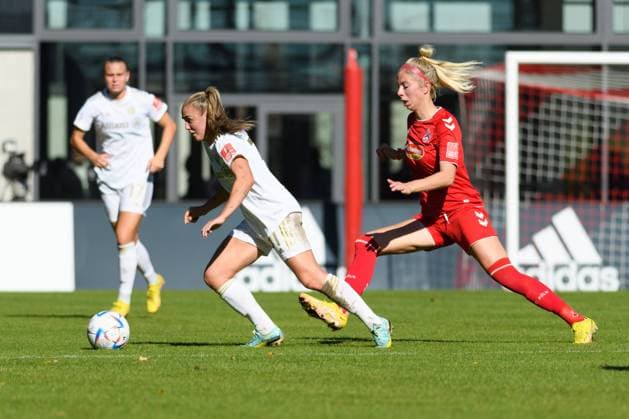 Munich, Germany, Oct 16th 2022: Georgia Stanway (31 FC Bayern Munich) and Sharon Beck (10 1. FC Koeln) during the Flyeralarm Frauen Bundesliga match between FC Bayern Munich and 1. FC Koeln at FC Bayern Campus, Munich. (Sven Beyrich SPP) Copyright: xSvenxBeyrich SPPx spp-en-SvBe-20221016-ND5_4131