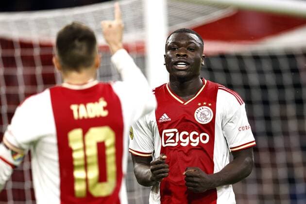 AMSTERDAM lr Brian Brobbey of Ajax, Dusan Tadic of Ajax celebrate the 3 0 during the Dutch Eredivisie match between Ajax Amsterdam and Excelsior at the Johan Cruijff ArenA on October 16, 2022 in Amsterdam, Netherlands ANP MAURICE VAN STEEN Dutch Eredivisie 2022 2023 xVIxANPxSportx xxANPxIVx 456305132 originalFilename: 456305132.jpg