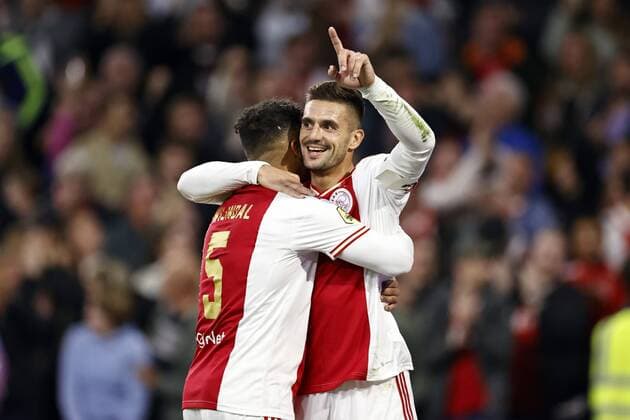 AMSTERDAM lr Owen Wijndal of Ajax, Dusan Tadic of Ajax celebrate the 5 0 during the Dutch Eredivisie match between Ajax Amsterdam and Excelsior at the Johan Cruijff ArenA on October 16, 2022 in Amsterdam, Netherlands ANP MAURICE VAN STEEN Dutch Eredivisie 2022 2023 xVIxANPxSportx xxANPxIVx 456307144 originalFilename: 456307144.jpg