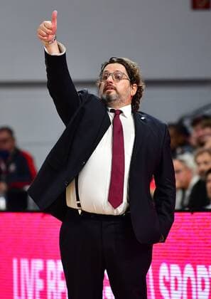 Sport Themen der Woche KW41 Sport Bilder des Tages BAMBERG 16.10.2022 --- Basketball ---- magenta BBL Pokal Achtelfinale: Brose Bamberg vs FC Bayern München --- Andrea Trinchieri (Headcoach FC Bayern München) zeigt Daumen nach oben --- Foto: Hans-Martin Issler isslerimages ---- Brose Bamberg vs FC Bayern München *** BAMBERG 16 10 2022 basketball magenta sport BBL Cup Round of 16 Brose Bamberg vs FC Bayern Munich Andrea Trinchieri head coach FC Bayern Munich gives thumbs up photo Hans Martin Issler isslerimages Brose Bamberg vs FC Bayern Munich