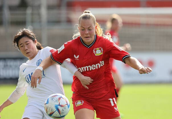 Sport Bilder des Tages Mai Hirata (Meppen), Jill Bayings (Bayer04), Flyeralarm Frauen Bundesliga, 4. Spieltag, Bayer 04 Leverkusen - SV Meppen, Leverkusen, Deutschland, 16.10.2022. *** May Hirata Meppen , Jill Bayings Bayer04 , Flyeralarm Womens Bundesliga, Matchday 4, Bayer 04 Leverkusen SV Meppen, Leverkusen, Germany, 16 10 2022.