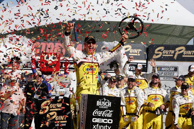 Bilder des Jahres, Sport 10 Oktober Sport Themen der Woche KW41 Sport Bilder des Tages LAS VEGAS, NV - OCTOBER 16: Joey Logano ( 22 Team Penske Pennzoil Ford) celebrates in the Neon Garage Victory Lane after winning the South Point 400 NASCAR, Motorsport, USA Cup Series Playoff race on October 16, 2022, at Las Vegas Motor Speedway in Las Vegas, NV. (Photo by Jeff Speer LVMS Icon Sportswire) AUTO: OCT 16 NASCAR Cup Series Playoff South Point 400 Icon221016069