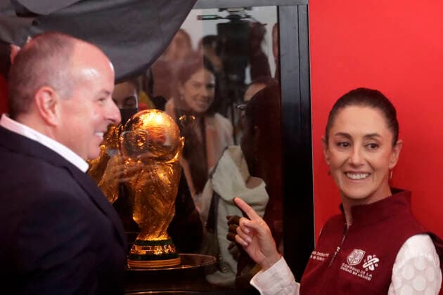 FIFA World Cup, WM, Weltmeisterschaft, Fussball Trophy FanEvent October 16, 2022, Mexico City, Mexico: The Head of Government of Mexico City, Claudia Sheinbaum and the Vice President of Coca-Cola Mexico, Sergio Londono at the start of the FIFA World Cup Trophy Tour Fan Day , in the Santa Cruz Meyehualco Utopia in the Iztapalapa Mayor s Office in Mexico City. on October 16, 2022 in Mexico City, Mexico. (Photo by Luis Barron Eyepix Group). Copyright: xLuisxBarronx xEyepixxGroupx LB_16102022_79006