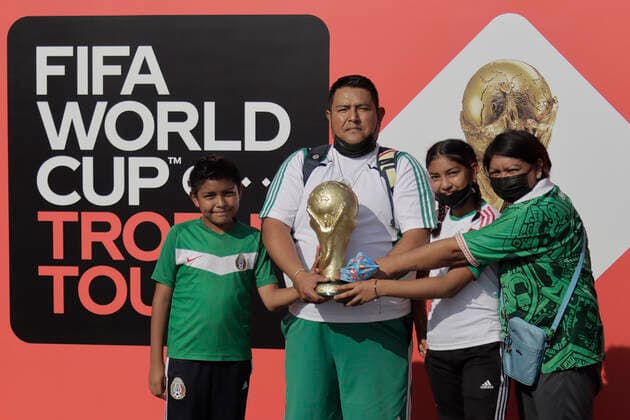 A family holds an imitation of the FIFA World Cup, WM, Weltmeisterschaft, Fussball at the Utopia Meyehualco facilities in Iztapalapa, Mexico City, during the unveiling and official welcome of the official FIFA World Cup ahead of the World Cup in Qatar in November. ( NurPhoto) Mexico City Mexico - ZUMA 0170957442st Copyright: xGerardoxVieyrax