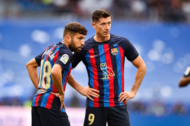 Real Madrid CF v FC Barcelona, Barca - LaLiga Santander Jordi Alba and Robert Lewandowski during La Liga match between Real Madrid CF and FC Barcelona at Estadio Santiago Bernabeu on October 16, 2022 in Madrid, Spain. MADRID Spain  Copyright: xRubÃ nxdexlaxFuentexPÃ rezx originalFilename:delafuenteperez-notitle221016_npuri.jpg