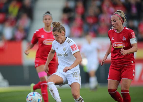 Munich, Germany 16 October 2022 Football, Womens Bundesliga, Season 2022 2023, FC Bayern München 1 FC Köln, Campus Linda Dallmann FC Bayern München li with Mandy Islacker 1 FC Köln re DFB regulations prohibit any use of photographs as image sequences and or quasi video