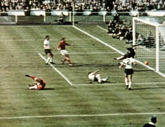Ikonische Bilder der Sportgeschichte GIB MICH DIE KIRSCHE! - DIE 1. DEUTSCHE FUßBALLROLLE Gib mich die Kirsche! D 2006 Oliver Gieth, Peter Hüls Image: Endspiel WM 1966. In der 11. Minute der Verlängerung knallt Hurst den Ball unter die Querlatte. Der springt von der Torlinie ins Feld zurück und wird von Weber zur Ecke geköpft. Tor oder nicht? Das ist bis heute ungeklärt. Gib mich die Kirsch! - angeblich ein Ausspruch des legendären Borussen-Stürmers Lothar Emmerich - porträtiert den Wandel der Bundesliga vom kulturell verzweigten Sportereignis zum Event der Unterhaltungsindustrie. Es ist eine Dokumentation aus der ersten Dekade des bezahlten Fußballs - von der Gründung der Bundesliga 1963 bis zum Gewinn der Fußballweltmeisterschaft 1974. Eine urkomische Zeitreise in die deutsche Kickergeschichte. Regie: Oliver Gieth, Peter Hüls aka. Gib mich die Kirsche! GIB Nur redaktionelle Nutzung im Zusammenhang mit dem Film. Editorial usage only and only related to the movie. Im Falle anderer Verwendungen, kontaktieren Si UnitedArchives0090975298