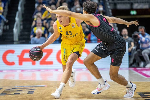 Sport Themen der Woche KW42 Sport Bilder des Tages 17.10.2022, Berlin, Basketball, BBL-Pokal, Achtelfinale, Mercedes-Benz Arena: ALBA Berlin - Telekom Baskets Bonn. ALBAs Luke Sikma (l) kaempft gegen Collin Malcolm von Telekom Baskets Bonn um den Ball. ALBA Berlin - Telekom Baskets Bonn *** 17 10 2022, Berlin, Basketball, BBL Cup, Round of 16, Mercedes Benz Arena ALBA Berlin Telekom Baskets Bonn ALBAs Luke Sikma l fights for the ball against Collin Malcolm of Telekom Baskets Bonn ALBA Berlin Telekom Baskets Bonn