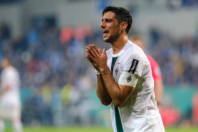 Sport Themen der Woche KW42 Sport Bilder des Tages Lars Stindl (Borussia Moenchengladbach, 13) ist sichtlich enttaeuschung traurig niedergeschlagen, SV Darmstadt 98 vs. Borussia Moenchengladbach, Fussball, DFB-Pokal, 2. Runde, Saison 2022 2023, 18.10.2022, DFB DFL REGULATIONS PROHIBIT ANY USE OF PHOTOGRAPHS AS IMAGE SEQUENCES AND OR QUASI VIDEO SV Darmstadt 98 vs. Borussia Moenchengladbach, Fussball, DFB-Pokal, 2. Runde, Saison 2022 2023, 18.10.2022 Darmstadt *** Lars Stindl Borussia Moenchengladbach, 13 is visibly disappointed sadly dejected, SV Darmstadt 98 vs Borussia Moenchengladbach, football, DFB Pokal, 2 round, season 2022 2023, 18 10 2022, DFB DFL REGULATES PROHIBIT ANY USE OF PHOTOGRAPHS AS IMAGE SEQUENCES AND OR QUASI VIDEO SV Darmstadt 98 vs Borussia Moenchengladbach, football, DFB Pokal, 2 round, season 2022 2023, 18 10 2022 Darmstadt Copyright: xMichaelxBermelx EP_EER