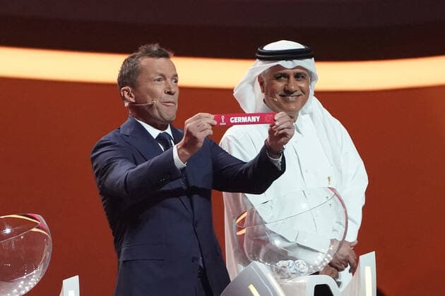 Lothar Matthäus (Deutschland) zieht Deutschland - Doha 01.04.2022: WM-Endrunden Auslosung im DECC in Doha *** Lothar Matthäus Germany draws Germany Doha 01 04 2022 World Cup finals draw at DECC in Doha