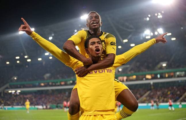 Sport Themen der Woche KW42 Sport Bilder des Tages 19.10.2022, Fussball DFB Pokal 2022 2023, 2. Runde, Hannover 96 - Borussia Dortmund, in der HDI-Arena Hannover. Jubel (L-R) Youssoufa Moukoko (Borussia Dortmund) und Torschütze Jude Bellingham (Borussia Dortmund) Tor zum 0:2 per Elfmeter ***DFL and DFB regulations prohibit any use of photographs as image sequences and or quasi-video.*** *** 19 10 2022, Football DFB Pokal 2022 2023, 2 round, Hannover 96 Borussia Dortmund, at HDI Arena Hannover cheering L R Youssoufa Moukoko Borussia Dortmund and scorer Jude Bellingham Borussia Dortmund goal to 0 2 by penalty DFL and DFB regulations prohibit any use of photographs as image sequences and or quasi video