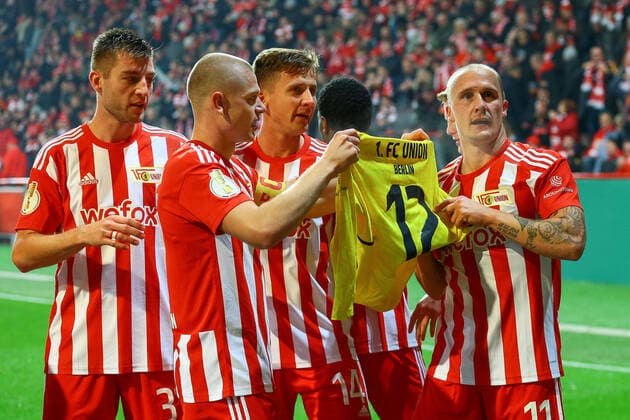 Sport Themen der Woche KW42 Sport Bilder des Tages 19.10.2022, xtgx, Fussball DFB Pokal 2. Runde, 1. FC Union Berlin - 1. FC Heidenheim emspor, v.l. Jakob Busk (Union Berlin, 12) mit Trikot von Jakob Busk (Union Berlin, 12) Jubel, Torjubel, jubelt ueber das Tor, celebrate the goal, celebration (DFL DFB REGULATIONS PROHIBIT ANY USE OF PHOTOGRAPHS as IMAGE SEQUENCES and or QUASI-VIDEO) Berlin *** 19 10 2022, xtgx, football DFB Pokal 2 round, 1 FC Union Berlin 1 FC Heidenheim emspor, v l Jakob Busk Union Berlin, 12 with jersey of Jakob Busk Union Berlin, 12 jubilation, goal jubilation, cheers about the goal, celebrate the goal, celebration DFL DFB REGULATIONS PROHIBIT ANY USE OF PHOTOGRAPHS as IMAGE SEQUENCES and or QUASI VIDEO Berlin