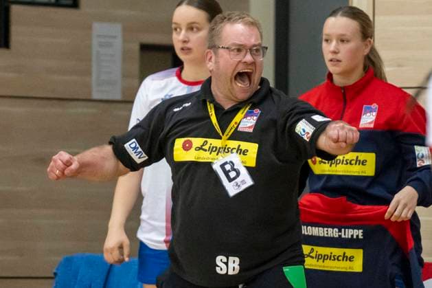 Halle, Germany 19 October 2022 DHB Cup Women 2022 2023 SV Union Halle Neustadt Wildcats vs Blomberg Lippe coach Steffen Birkner Blomberg cheers after the final whistle for the away win SWH arena Sachsen Anhalt Copyright: xFotostandx xBallaschx