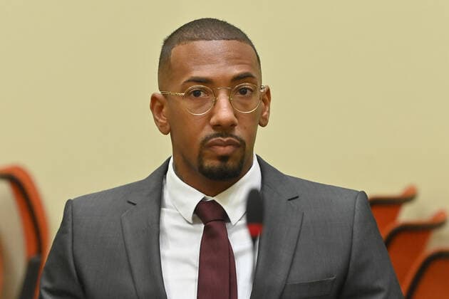 Jerome BOATENG takes seat, single picture, cut single motive, Portraet, portrait, portrait criminal proceedings against Jerome B because of the suspicion of the body injury Caribbean on 20 10 2022 before the higher regional court Munich II, OLG Â