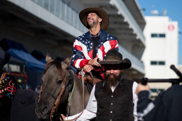 Daniel Ricciardo AUS, McLaren F1 Team 3 rides horse Horsey McHorse into paddock, USA, Formula 1 Grand Prix of the USA, Circuit of the Americas Austin, Mediaday, 20 10 2022 USA, Formula 1 Grand Prix of the USA, Circuit of the Americas Austin, Mediaday, 20 10 2022 Austin Copyright: xEibner Memmlerx EP_MMR