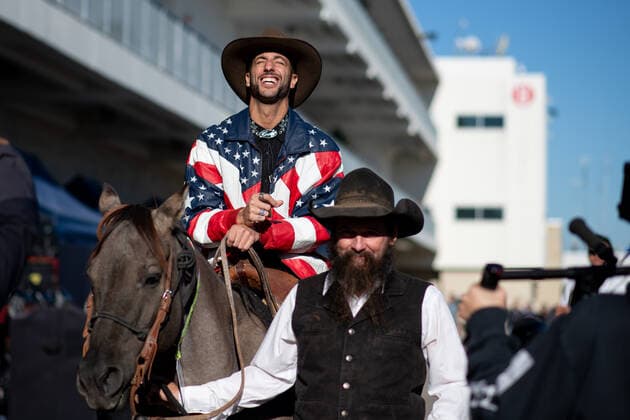 Daniel Ricciardo AUS, McLaren F1 Team 3 rides horse Horsey McHorse into paddock, USA, Formula 1 Grand Prix of the USA, Circuit of the Americas Austin, Mediaday, 20 10 2022 USA, Formula 1 Grand Prix of the USA, Circuit of the Americas Austin, Mediaday, 20 10 2022 Austin Copyright: xEibner Memmlerx EP_MMR