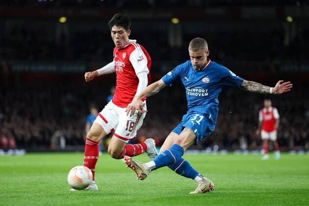 Mandatory Credit: Photo by Simon Dael Shutterstock (13480677e) Philipp Max of PSV Eindhoven with a shot on goal under pressure from Takehiro Tomiyasu of Arsenal Arsenal v PSV Eindhoven, UEFA Europa League, Group A, Football, Emirates Stadium, London, UK - 20 Oct 2022 EDITORIAL USE ONLY No use with unauthorised audio, video, data, fixture lists, club league logos or live services. Online in-match use limited to 120 images, no video emulation. No use in betting, games or single club league player publications. Arsenal v PSV Eindhoven, UEFA Europa League, Group A, Football, Emirates Stadium, London, UK - 20 Oct 2022 EDITORIAL USE ONLY No use with unauthorised audio, video, data, fixture lists, club league logos or live services. Online in-match use limited to 120 images, no video emulation. No use in betting, games or single club league player publications. Copyright: xSimonxDael Shutterstockx 13480677e