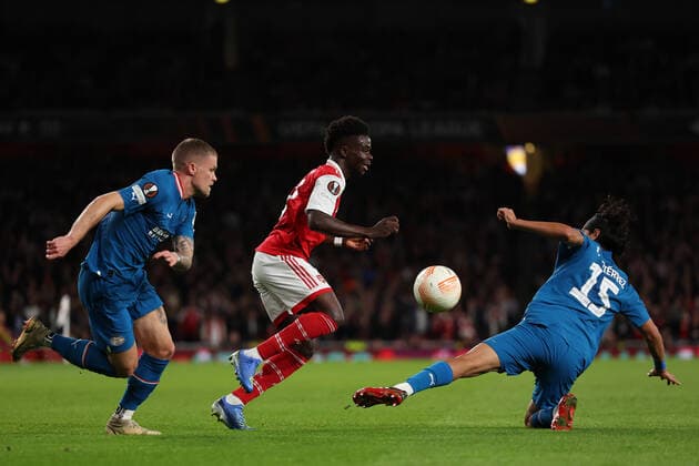 20th October 2022; Emirates Stadium, London, England; Europa League Football, Arsenal versus PSV Eindhoven; Bukayo Saka of Arsenal takes on Erick Gutierrez of PSV Eindhoven  ActionPlus12438016 ShaunxBrooks