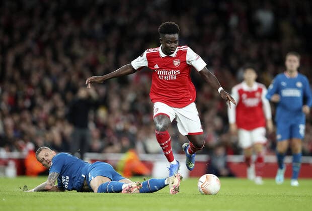 Mandatory Credit: Photo by Matt Impey Shutterstock (13481894k) Bukayo Saka of Arsenal is challenged by Philipp Max of PSV Eindhoven Arsenal v PSV Eindhoven, Football, UEFA Europa League, Emirates Stadium, Islington, London, UK - 20 10 2022 Editorial use only Arsenal v PSV Eindhoven, Football, UEFA Europa League, Emirates Stadium, Islington, London, UK - 20 10 2022 Editorial use only Copyright: xMattxImpey Shutterstockx 13481894k