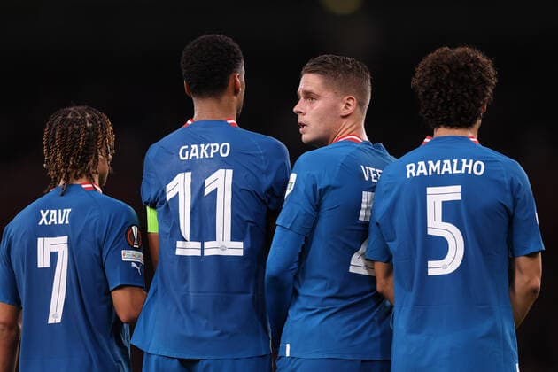 Arsenal gegen PSV Eindhoven 20. Oktober 2022, London Europa League Gruppenphase Arsenal gegen PSV Eindhoven Joey Veerman von PSV Eindhoven dreht sich in der Abwehrmauer Foto Jacques Feeney Abseits London UK  Copyright: xJacquesxFeeneyx xOffsidexOffside