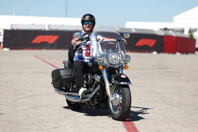 BOTTAS Valtteri (fin), Alfa Romeo F1 Team ORLEN C42, portrait riding his Harley Davidson during the Formula 1 Aramco United States Grand Prix 2022, 19th round of the 2022 FIA Formula One World Championship, WM, Weltmeisterschaft from October 21 to 23, 2022 on the Circuit of the Americas, in Austin, Texas - F1 - UNITED STATES GRAND PRIX 2022 DPPI Panoramic  20221020_G00D4406