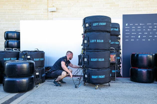 Mercedes AMG F1 Team, mechanics preparing the Pirelli tires in tyre blankets during the Formula 1 Aramco United States Grand Prix 2022, 19th round of the 2022 FIA Formula One World Championship, WM, Weltmeisterschaft from October 21 to 23, 2022 on the Circuit of the Americas, in Austin, Texas - F1 - UNITED STATES GRAND PRIX 2022 DPPI Panoramic  20221020_GOOD4093