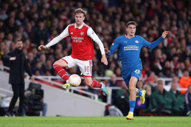 Arsenal gegen PSV Eindhoven 20. Oktober 2022, London Europa League Gruppenphase Arsenal gegen PSV Eindhoven Rob Holding von Arsenal wird von Guus Til von PSV Eindhoven unter Druck gesetzt Foto Jacques Feeney Offside London UK  Copyright: xJacquesxFeeneyx xOffsidexOffside