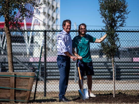 Sebastian Vettel GER, Aston Martin Aramco Cognizant F1 Team 5 , Bobby Eppstein COTA founder and CEO planted a tree in the new Vettel Grove, USA, Formula 1 Grand Prix of the USA, Circuit of the Americas Austin, Mediaday, 20 10 2022 USA, Formula 1 Grand Prix of the USA, Circuit of the Americas Austin, Mediaday, 20 10 2022 Austin Copyright: xEibner Memmlerx EP_MMR
