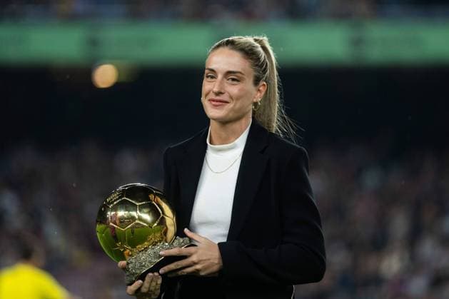 Sport Bilder des Tages October 20, 2022, BARCELONA, BARCELONA, SPAIN: Alexia Putellas of FC Barcelona, Barca showing the Ball DÃ¢â‚¬â ¢or (Golden Ball) before the spanish league, La Liga Santander, football match played between FC Barcelona and Villarreal CF at Spotify Camp Nou stadium on October 20, 2022, in Barcelona, Spain. BARCELONA SPAIN - ZUMAa181 20221020_zaa_a181_016 Copyright: xMarcxGrauperaxAlomax