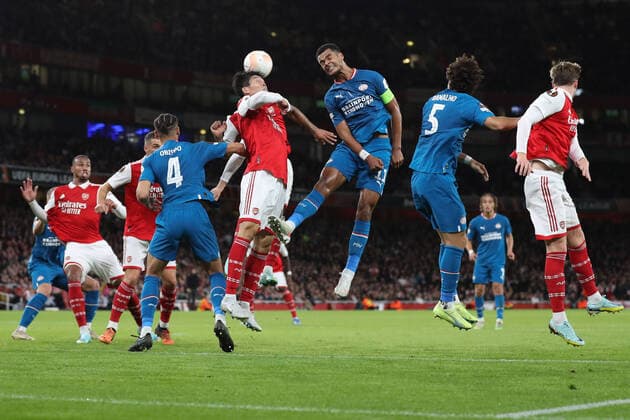 Arsenal gegen PSV Eindhoven 20. Oktober 2022, London Europa League Gruppenphase Arsenal gegen PSV Eindhoven Beide Mannschaften kämpfen um einen Kopfball nach einer Ecke Foto Jacques Feeney Abseits London UK  Copyright: xJacquesxFeeneyx xOffsidexOffside
