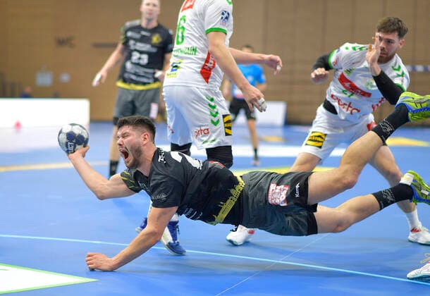 Sport Themen der Woche KW42 Sport Bilder des Tages 20.10.2022, Dresdens Philip Jungemann erzielt artistisch einen Treffer, Handball, DHB-Pokal, HC Elbflorenz Dresden - GWD Minden, (c) Dresden Sachsen *** 20 10 2022, Dresdens Philip Jungemann artistically scores a goal, handball, DHB Cup, HC Elbflorenz Dresden GWD Minden, c Dresden Saxony