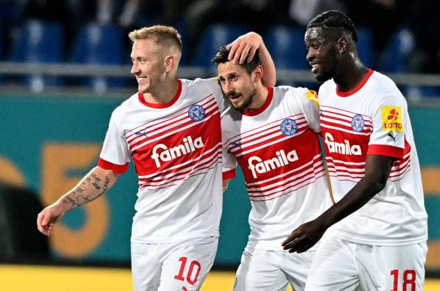 21.10.2022, xfux, Fussball 2.Bundesliga, SV Darmstadt 98 - Holstein Kiel, emonline, emspor, v.l. Lewis Holtby (Holstein Kiel), Torschuetze Torschütze Steven Skrzybski (Holstein Kiel), Kwasi Wriedt (Holstein Kiel) Torjubel, Jubel, Goal celebration, celebrate the goal zum 0:1 jubelnd bejubelt jubelt jubeln (DFL DFB REGULATIONS PROHIBIT ANY USE OF PHOTOGRAPHS as IMAGE SEQUENCES and or QUASI-VIDEO) Darmstadt *** 21 10 2022, xfux, football 2 Bundesliga, SV Darmstadt 98 Holstein Kiel, emonline, emspor, v l Lewis Holtby Holstein Kiel , goal scorer Steven Skrzybski Holstein Kiel , Kwasi Wriedt Holstein Kiel goal celebration, jubilation, Goal celebration, celebrate the goal to 0 1 jubelnd jubeln jubeln DFL DFB REGULATIONS PROHIBIT ANY USE OF PHOTOGRAPHS as IMAGE SEQUENCES and or QUASI VIDEO Darmstadt