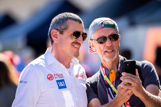 Guenther Steiner Haas F1 Team, team boss takes selfies with fans, USA, Formula 1 Grand Prix of the USA, Circuit of the Americas Austin, Free Practice, 21 10 2022 USA, Formula 1 Grand Prix of the USA, Circuit of the Americas Austin, Free Practice, 21 10 2022 Austin Copyright: xEibner Memmlerx EP_MMR