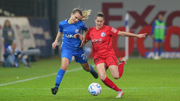 v.li.: Kara Bathmann (SV Meppen, 22) und Wibke Meister (1. FFC Turbine Potsdam, 18) im Zweikampf, Duell, Dynamik, Aktion, Action, Spielszene, DIE DFB-RICHTLINIEN UNTERSAGEN JEGLICHE NUTZUNG VON FOTOS ALS SEQUENZBILDER UND ODER VIDEOÄHNLICHE FOTOSTRECKEN. DFB REGULATIONS PROHIBIT ANY USE OF PHOTOGRAPHS AS IMAGE SEQUENCES AND OR QUASI-VIDEO., 21.10.2022, Meppen (Deutschland), Fussball, Flyeralarm Frauen-Bundesliga, SV Meppen - 1. FFC Turbine Potsdam *** f l Kara Bathmann SV Meppen, 22 and Wibke Meister 1 FFC Turbine Potsdam, 18 in duel, duel, dynamic, action, game scene, THE DFB DIRECTIVES PROHIBIT ANY USE OF PHOTOGRAPHS AS IMAGE SEQUENCES AND OR QUASI VIDEO , 21 10 2022, Meppen Germany , Football, Flyeralarm Womens Bundesliga, SV Meppen 1 FFC Turbine Potsdam xobx