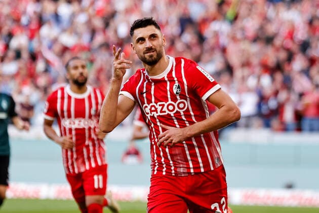 Bilder des Jahres, Sport 10 Oktober Sport Themen der Woche KW42 Sport Bilder des Tages Torjubel bei Vincenzo Grifo (SC Freiburg, 32) nach seinem Tor zum 2:0 , GER, SC Freiburg vs. SV Werder Bremen, Fussball, Bundesliga, 11. Spieltag, Spielzeit 2022 2023, 22.10.2022 DFL REGULATIONS PROHIBIT ANY USE OF PHOTOGRAPHS AS IMAGE SEQUENCES AND OR QUASI-VIDEO. GER, SC Freiburg vs. SV Werder Bremen, Fussball, Bundesliga, 11. Spieltag, Spielzeit 2022 2023, 22.10.2022 Freiburg im Breisgau *** Goal celebration at Vincenzo Grifo SC Freiburg, 32 after his goal to 2 0 , GER, SC Freiburg vs SV Werder Bremen, Football, Bundesliga, 11 Matchday, Season 2022 2023, 22 10 2022 DFL REGULATES PROHIBIT ANY USE OF PHOTOGRAPHS AS IMAGE SEQUENCES AND OR QUASI VIDEO GER, SC Freiburg vs SV Werder Bremen, Football, Bundesliga, 11 Matchday, Season 2022 2023, 22 10 2022 Freiburg im Breisgau Copyright: xEibner-Pressefoto GrantxHubbsx EP_GHS