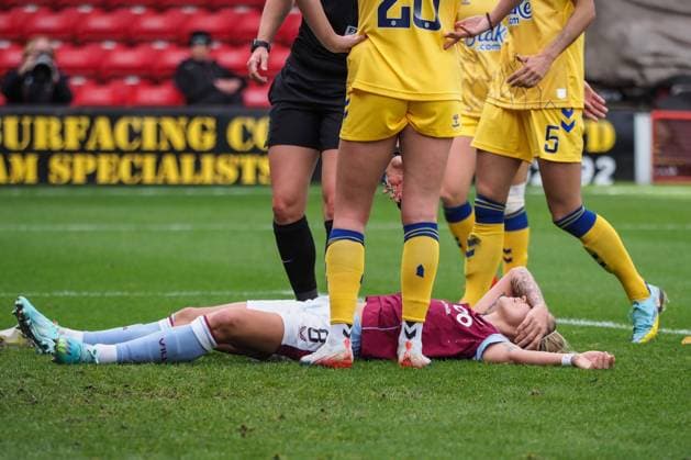 Walsall, England, October 22nd 2022: Rachel Daly (8 Aston Villa) down injured after clashing with goalkeeper Courtney Brosnan (18 Everton) during the Barclays FA Womens Super League match between Aston Villa and Everton at Bescot Stadium in Walsall, England (Natalie Mincher SPP) Copyright: xNataliexMincher SPPx spp-en-NaMi-IMG_1519
