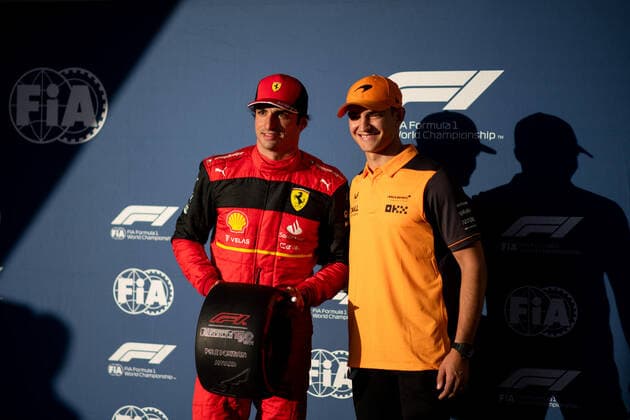 Carlos Sainz Junior ESP, Scuderia Ferrari 55 receives Pirelli Pole Position Award from Alex Palou McLaren F1 Team, Indycar Champion 2021 USA, Formula 1 Grand Prix of the USA, Circuit of the Americas Austin, Qualifying, 22 10 2022 USA, Formula 1 Grand Prix of the USA, Circuit of the Americas Austin, Qualifying, 22 10 2022 Austin Copyright: xEibner Memmlerx EP_MMR