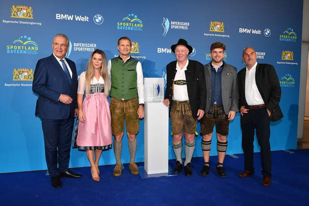 Joachim Herrmann with Athletes for Ukraine e V represented by Jens Steinigen Lisa Loch and Wolfgang Pichler Award of the Bavarian Sports Award 2022 Honor, Award, Prize BMW World Munich 22 October 2022