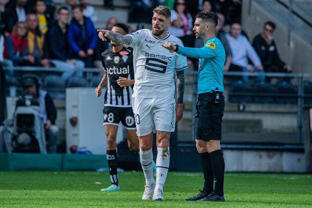 Xeka (Stade Rennais) Pierre Gaillouste (Arbitre central) FOOTBALL : Angers SCO vs Stade Rennais - Ligue 1 - Journee 12 - 23 10 2022 BaptisteAutissier Panoramic 