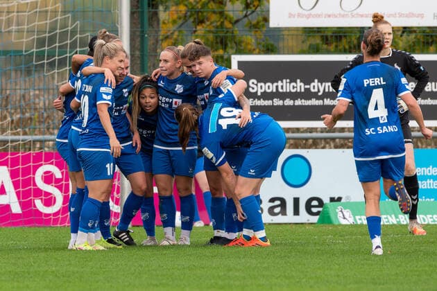 Goal to 1 0 by Emily Evels SC Sand, 17 with her cheer the team a Natalia Stulin SC Sand, 10 , Jenny Gaugigl SC Sand, 18 , Shai Perl SC Sand, 04 GER, SC Sand vs 1 FC Koeln U20, Football, 2 Womens Bundesliga, Matchday 6, Season 2022 2023, 23 10 2022 GER, SC Sand vs 1 FC Koeln U20, Football, 2 Womens Bundesliga, Matchday 6, Season 2022 2023, 23 10 2022 Willstaett Sand Copyright: xEibner-Pressefoto ThomasxHeßx EPS_EER