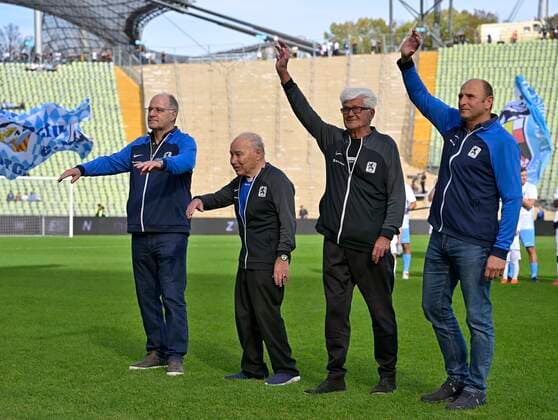 23 10 2022, football, legends derby MUNICH UNITED, for the 50th anniversary of the Olympic Park, FC Bayern Munich old stars TSV 1860 Munich old stars, in the Olympic Stadium Munich from l Roland Kneißl Carsten Wettberg, Werner Lorant, Carsten Wettberg and Thomas Miller all 1860 Munich.