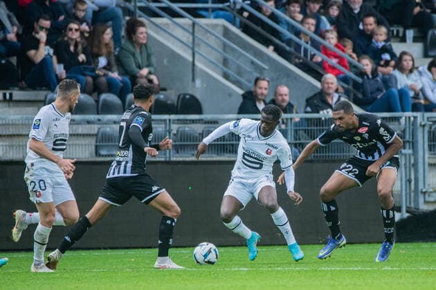Cedric Hountondji (ANGERS SCO) Jeremy Doku (Stade Rennais) FOOTBALL : Angers SCO vs Stade Rennais - Ligue 1 - Journee 12 - 23 10 2022 BaptisteAutissier Panoramic 
