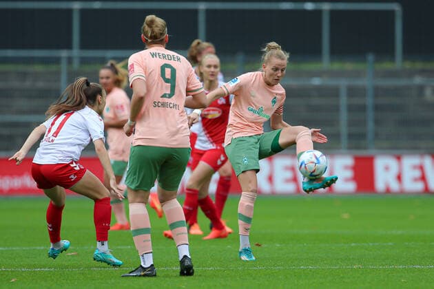 v li Lina Hausicke SV Werder Bremen, 18 on the ball, single image, full body, action, game scene, THE DFB DIRECTIVES PROHIBIT ANY USE OF PHOTOGRAPHS AS IMAGE SEQUENCES AND OR QUASI VIDEO , 23 10 2022, Cologne Germany , Football, Flyeralarm Womens Bundesliga, 1 FC Köln SV Werder Bremen xobx