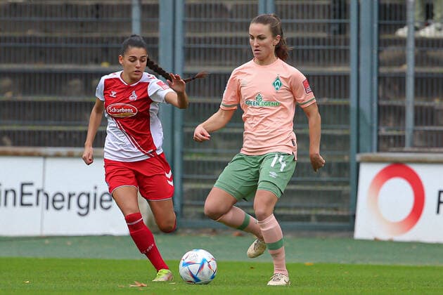 f l Manjou Wilde 1 FC Köln, 7 and Michaela Brandenburg SV Werder Bremen, 14 in duel, duel, dynamic, action, game scene, THE DFB REGULATIONS PROHIBIT ANY USE OF PHOTOGRAPHS AS IMAGE SEQUENCES AND OR QUASI VIDEO , 23 10 2022, Cologne Germany , Football, Flyeralarm Frauen Bundesliga, 1 FC Köln SV Werder Bremen xobx