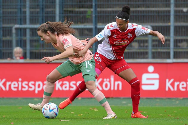 f l Michaela Brandenburg SV Werder Bremen, 14 and Genessee Puntigam 1 FC Köln, 13 in duel, duel, dynamic, action, game scene, THE DFB DIRECTIVES PROHIBIT ANY USE OF PHOTOGRAPHS AS IMAGE SEQUENCES AND OR QUASI VIDEO , 23 10 2022, Cologne Germany , Football, Flyeralarm Frauen Bundesliga, 1 FC Köln SV Werder Bremen xobx