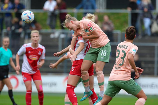 v li Lina Hausicke SV Werder Bremen, 18 at header, action, action, game scene, THE DFB DIRECTIVES PROHIBIT ANY USE OF PHOTOGRAPHS AS IMAGE SEQUENCES AND OR QUASI VIDEO , 23 10 2022, Cologne Germany , Football, Flyeralarm Frauen Bundesliga, 1 FC Köln SV Werder Bremen xobx