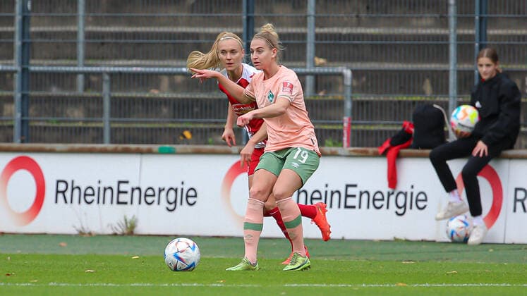 v li Saskia Matheis SV Werder Bremen, 19 on the ball, single image, full body, action, game scene, THE DFB DIRECTIVES PROHIBIT ANY USE OF PHOTOGRAPHS AS IMAGE SEQUENCES AND OR QUASI VIDEO , 23 10 2022, Cologne Germany , Football, Flyeralarm Womens Bundesliga, 1 FC Köln SV Werder Bremen xobx